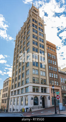 ASHEVILLE, NC, Stati Uniti d'America-10/25/18: l'edificio Jackson sul Pack Square è una struttura neogotico costruito su una 27 da 60 piedi molto nel 1924. Foto Stock