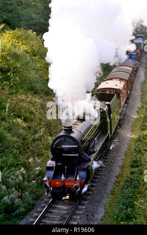 Sud della classe V n. 926 Repton, senza fumo deflettori, trasporta un trasporto merci su Darnholm sulla North Yorkshire Moors Railway. Foto Stock