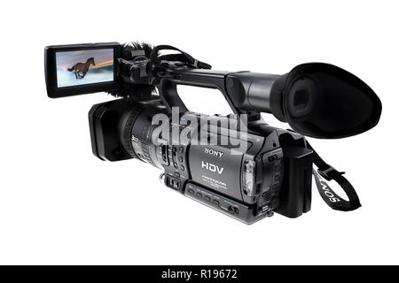 Brilon della Renania settentrionale-Vestfalia, Germania - 30 Ottobre 2018: Sony HDR-FX 1 e videocamera isolato di fronte a uno sfondo bianco Foto Stock