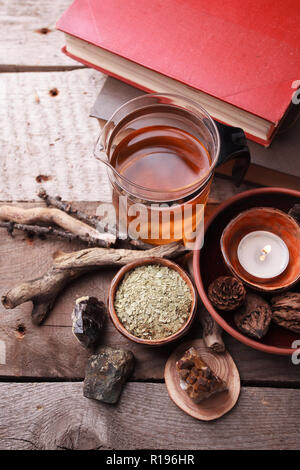 Mystic vita ancora con il vecchio libro, amuleti, pietra, bottiglie. Composizione di stregoneria. Halloween e concetto occulto, magia rituale. mistico e i medicinali omeopatici Foto Stock