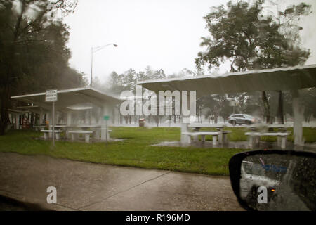 Pioggia pesante di pioggia visto dall'interno auto su un americano reststop in Florida. Foto Stock