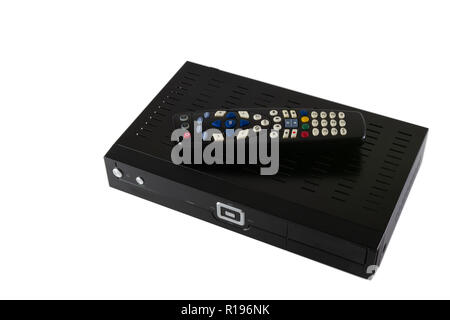 Il dispositivo di controllo remoto e ricevitore per tv e IP TV (STB) isolato su sfondo bianco - vista superiore Foto Stock