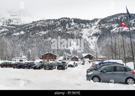 Il villaggio alpino Macugnaga, Italia, Piazza della funivia (funivie) Foto Stock