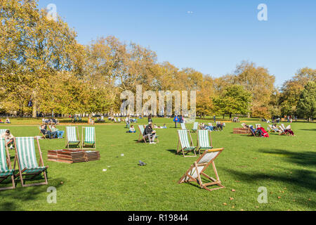 Londra. Novembre 2018. Una vista di sedie a sdraio in Green Park a Londra Foto Stock