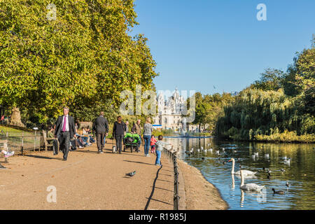 Londra. Novembre 2018. Una vista in St James Park a Londra Foto Stock