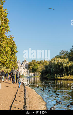 Londra. Novembre 2018. Una vista in St James Park a Londra Foto Stock