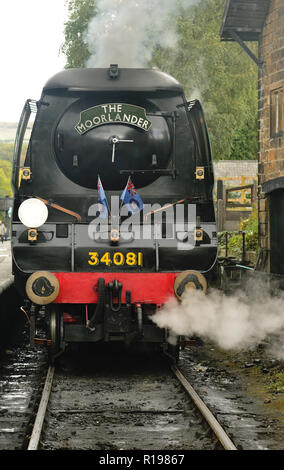 Visitando la SR Battaglia di Gran Bretagna classe pacific No 34081 '92 Squadron' aspetta di lasciare Grosmont con il treno Moorlander da pranzo a Pickering, 30.09.2018. Foto Stock