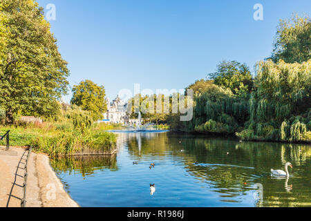 Londra. Novembre 2018. Una vista in St James Park a Londra Foto Stock