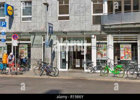 Berlino, Germania - 13 luglio 2018: la gente visita Lidl discount a Luisenstrasse Street nel quartiere Mitte. Berlino è la capitale e la città più grande di Foto Stock