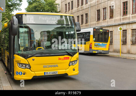 Berlino, Germania - 13 luglio 2018: Scania TXL Bus regolari sul bus stop nel centro cittadino. Berlino è la capitale e la città più grande della Germania sia dall area e po Foto Stock