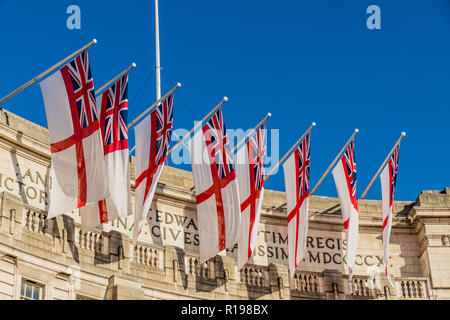 Londra. Novembre 2018. Una vista di alfiere maritine bandiere sul Amiralty Arch sul Mall a Londra Foto Stock