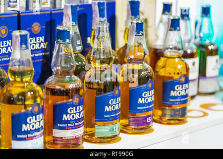 KIEV, UCRAINA - 20 ottobre 2018: Glen Moray Scottish speyside single malt whisky stand al 4° ucraino Dram Whisky Festival organizzato da un buon vino c Foto Stock