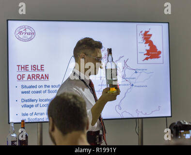 KIEV, UCRAINA - 20 ottobre 2018: Andrew campana presenta la Arran Scottish single malt whisky al 4° ucraino Dram Whisky Festival organizzato dalla buona W Foto Stock