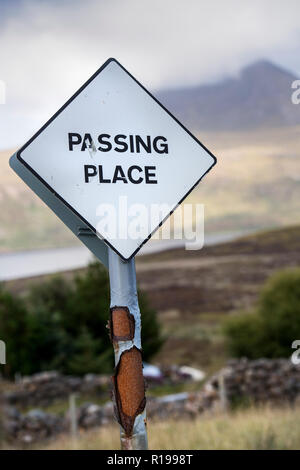 Vecchia strada segno che indica il passaggio di un luogo su una singola traccia strada in Wester Ross, Scotland, Regno Unito Foto Stock