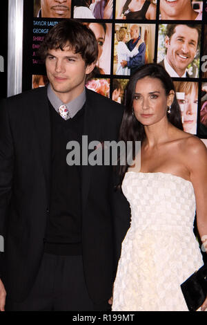 Ashton Kutcher, Demi Moore 02/08/10 "San Valentino" Premiere @ Grauman's Chinese Theater, Hollywood Foto di Megumi Torii/HNW / PictureLux (8 febbraio 2010) Foto Stock