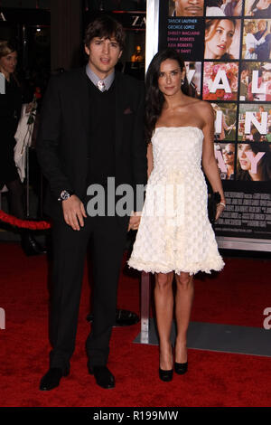 Ashton Kutcher, Demi Moore 02/08/10 "San Valentino" Premiere @ Grauman's Chinese Theater, Hollywood Foto di Megumi Torii/HNW / PictureLux (8 febbraio 2010) Foto Stock