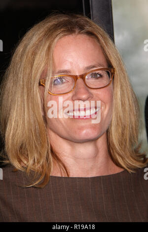 Elisabeth Shue 20/09/10 'attesa per 'Superman'' Los Angeles Premiere @ Paramount Theatre, Hollywood Foto di Izumi Hasegawa/HNW / PictureLux (20 settembre 2010) Foto Stock
