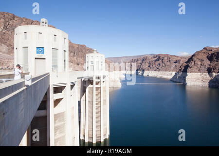 Il serbatoio dietro la diga di Hoover e le torri d'acqua. Le scogliere scolorimento mostra quanto il Lago Mead si è ritirato nel livello Foto Stock