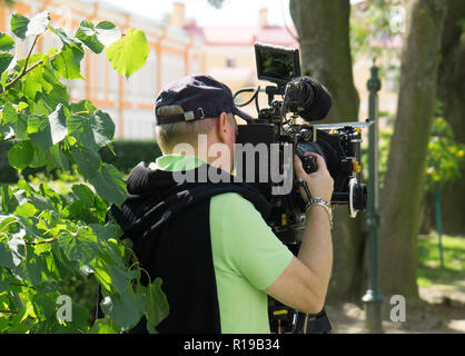 Giornalista tiro con professional telecamera. Foto Stock