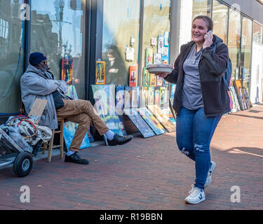 Opera d'arte in vendita su Brattle Street in Harvard Square, Cambridge, MA Foto Stock