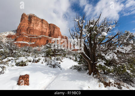 Courthouse Butte dopo una tempesta di neve vicino a Sedona, in Arizona Foto Stock