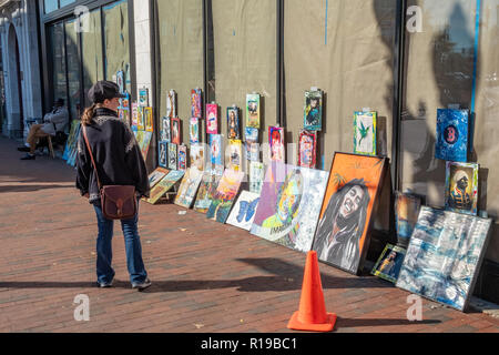 Opera d'arte in vendita su Brattle Street in Harvard Square, Cambridge, MA Foto Stock