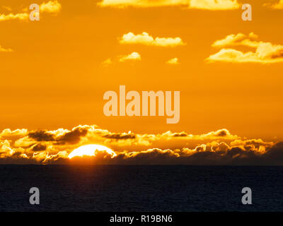 Tramonto sulla remota Isola di Alofi nel territorio francese di Wallis e Futuna. Foto Stock