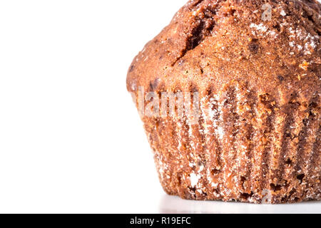 Torta al cioccolato, muffin close-up macro con un numero di briciole isolati su sfondo bianco Foto Stock