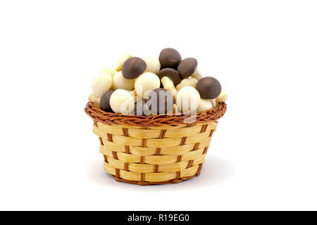 Il cioccolato di funghi in un cesto su sfondo bianco Foto Stock