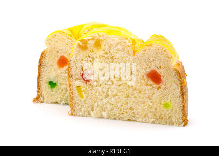 Affettare la torta con fette di caramella di frutta su sfondo bianco Foto Stock