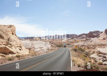 La guida di automezzi pesanti attraverso il parco della Valle di Fire State in Nevada USA Foto Stock