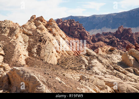 Vista delle molte sfumature e colori nelle formazioni rodck come visto in theValley di Fire State Park Foto Stock