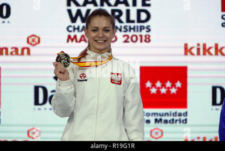 Il polacco karateka Dorota Banaszczyk visto che posano per una foto dopo aver vinto una medaglia d'oro della donna sotto 55kg Kumite del ventiquattresimo Karate Campionati del Mondo di Madrid in Spagna Foto Stock