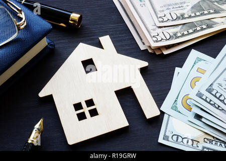 Modello di casa e denaro. Investimenti immobiliari. Foto Stock