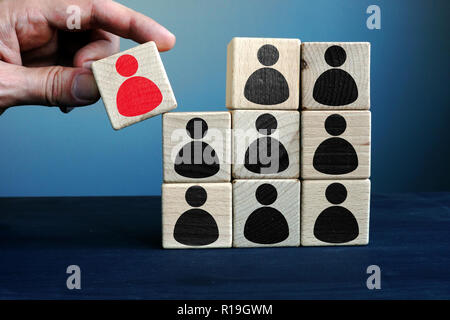 Gestione delle risorse umane e la creazione di un team nel business. Mano che tiene il blocco. Foto Stock