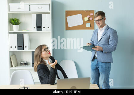 Business, il lavoro di squadra e il concetto di persone - uomo e donna sono a discutere il loro progetto insieme in ufficio Foto Stock