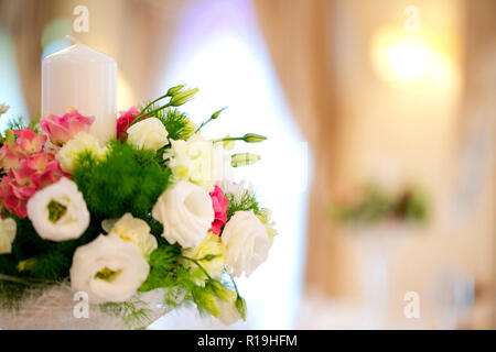 Decorazione di natale con fiori sul tavolo Foto Stock