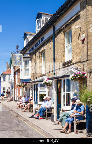 Southwold Suffolk la gente seduta al di fuori della famosa Lord Nelson Inn East street Southwold su una soleggiata giornata d'estate Southwold Suffolk England Regno Unito GB Europa Foto Stock