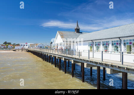 Southwold Suffolk Southwold pier dall'estremità lontana guardando verso la spiaggia Southwold Suffolk East Anglia England GB UK Europa Foto Stock