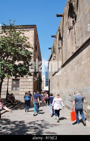 I turisti a piedi passato la Cattedrale della Santa Croce e di Santa Eulalia nel quartiere Gotico di Barcellona, in Spagna il 17 aprile 2018. Foto Stock