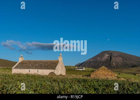 Vista del Ward Hill, con cottage, Hoy, Orkney Foto Stock