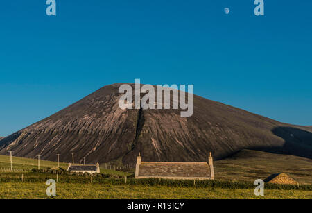 Vista del Ward Hill, con cottage, Hoy, Orkney Foto Stock