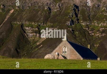 Gli ovini e i telefoni KIRK, Chiesa Gable End, Ward Hill, Hoy Foto Stock