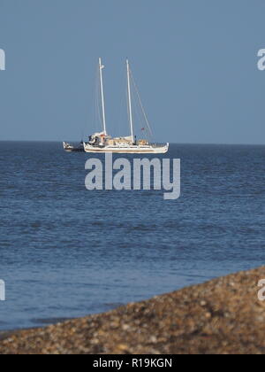 Sheerness, Kent, Regno Unito. Decimo Nov, 2018. Regno Unito Meteo: un pomeriggio soleggiato in Sheerness, Kent. Pic: 'Hecate' - un insolito-polinesiana ispirato twin-masted 50ft catamarano ancorato offshore, che era il supporto craft per Ross Edgley's nuotare intorno alla Gran Bretagna. Credito: James Bell/Alamy Live News Foto Stock