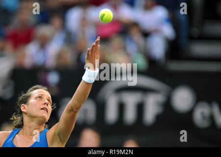 Praga, Repubblica Ceca. Decimo Nov, 2018. Barbora STRYCOVA della Repubblica ceca in azione durante il 2018 Fed Cup finale tra la Repubblica ceca e gli Stati Uniti d'America a Praga nella Repubblica Ceca. Credito: Slavek Ruta/ZUMA filo/Alamy Live News Foto Stock