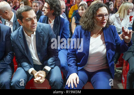 Il 10 novembre 2018, Berlin: Alexis Tsipras, Primo Ministro greco e Andrea Nahles, DOCUP leader, venite al DOCUP dibattito camp. Foto: Jörg Carstensen/dpa Foto Stock