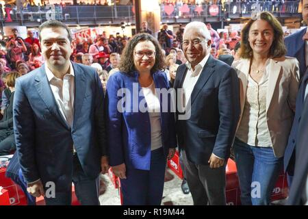 Il 10 novembre 2018, Berlin: Alexis Tsipras (l-r), il Primo Ministro greco, Andrea Nahles, capo del DOCUP, Antonio Costa, capo del governo del Portogallo e Katharina orzo (SPD), Ministro federale della giustizia, vieni al DOCUP dibattito camp. Foto: Jörg Carstensen/dpa Foto Stock