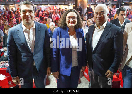 Il 10 novembre 2018, Berlin: Alexis Tsipras (l-r), il Primo Ministro greco, Andrea Nahles, capo del DOCUP, e Antonio Costa, capo del governo del Portogallo, vieni al DOCUP dibattito camp. Foto: Jörg Carstensen/dpa Foto Stock