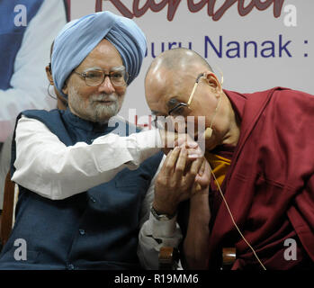 New Delhi, India. Decimo Nov, 2018. Tibetano leader spirituale dalai lama bacia la mano dell' ex Primo Ministro Dr. Manmohan Singh durante una funzione per contrassegnare inizio od celebrazioni dell anniversario di nascita del Guru Nanak a Nuova Delhi il sabato 10 novembre, 2018. Fotografia Credito: Sondeep Shankar/Alamy Live News Foto Stock