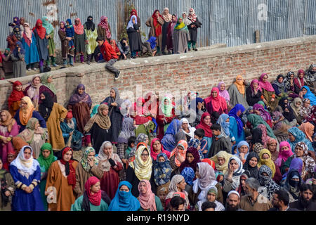 Novembre 10, 2018 - Pulwama, Jammu e Kashmir India - i musulmani del Kashmir si vede guardando una processione funebre dei cadaveri militante Liyakat Ahmed al suo villaggio natale di Pulwama.Migliaia di persone hanno partecipato ai funerali preghiere dei due militanti che sono stati uccisi in uno scontro a fuoco con le forze di governo nel sud del Kashmir del distretto di Pulwama 40km dalla capitale estiva Srinagar. I militanti, secondo l Ispettore generale di polizia, Kashmir gamma, SP Pani, sono stati uccisi in un 'molto breve'' sparatoria nel villaggio Tikken. Credito: Idrees Abbas SOPA/images/ZUMA filo/Alamy Live News Foto Stock